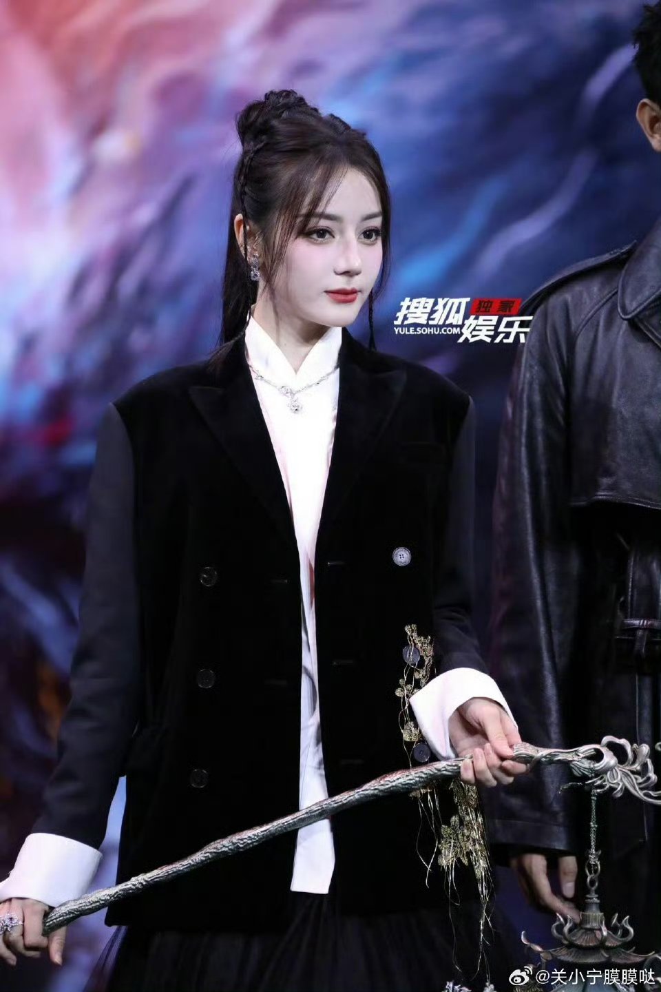 迪丽热巴高马尾提灯走红毯 迪丽热巴半脸海报 家人们谁懂啊！迪丽热巴高马尾提灯走红