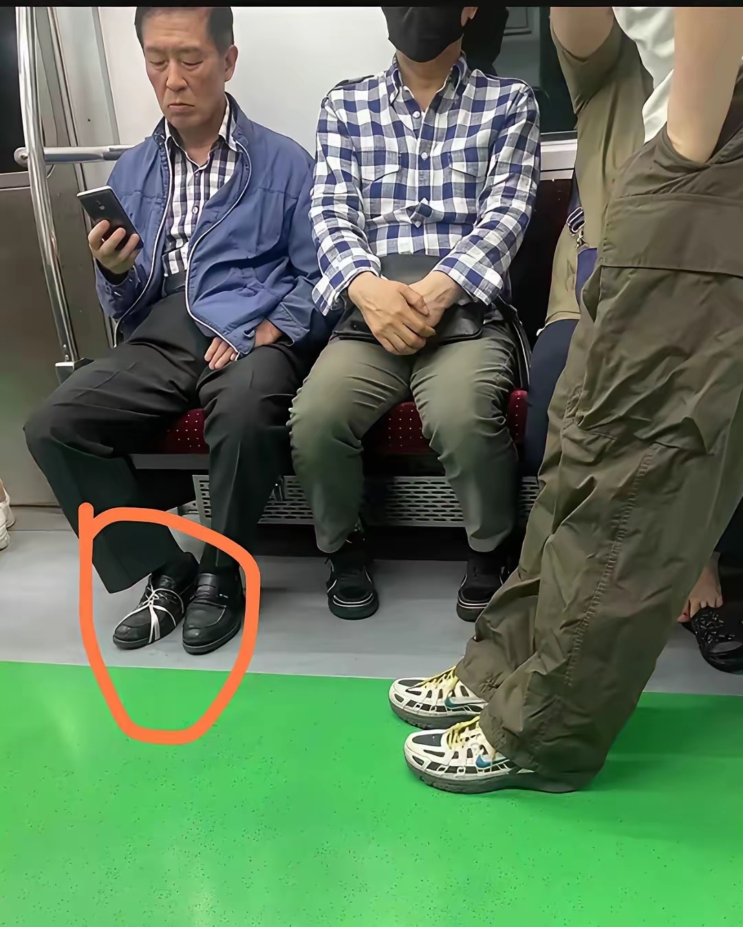 网友在地铁上拍到的，这大叔属实厉害了，为什么皮鞋上面要绑绳子呢？而且只绑了一只，