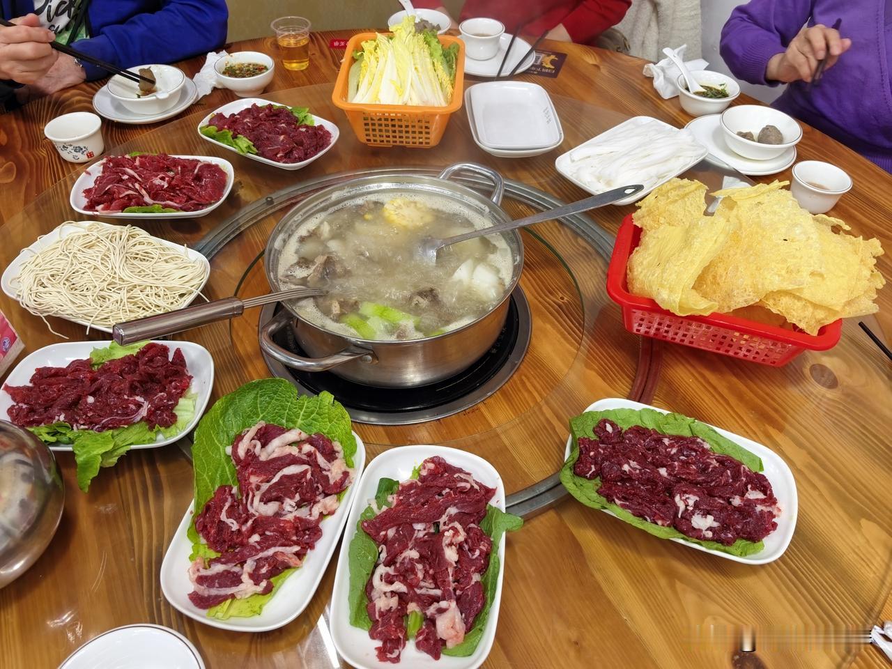都说在广东吃牛肉火锅🥘，一定要尝尝潮汕牛肉锅，和家人来水东街玩，最终决定了这家