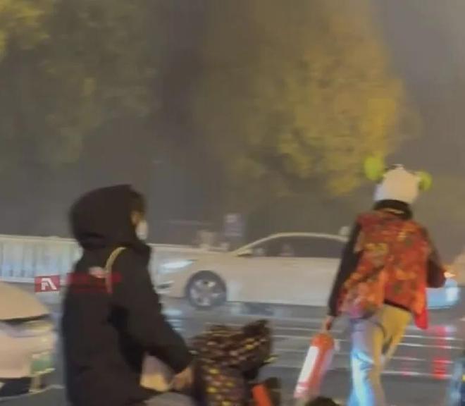 《火场逆行者被索赔灭火器：一场善意与制度的碰撞，如何照亮城市治理的盲区？》

“