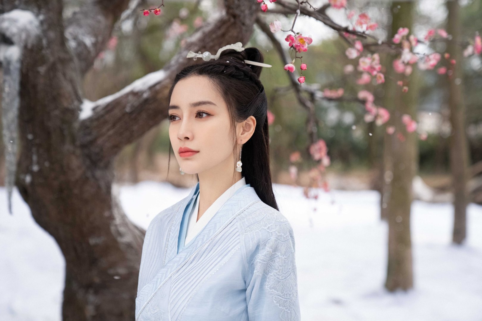 angelababy angelababy 像云追着风，不问所起；像雨贴着地，情