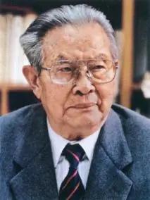 1985年，邓公看了香港媒体的一则报道之后，非常气愤，他指出这就是黄华在胡说八道