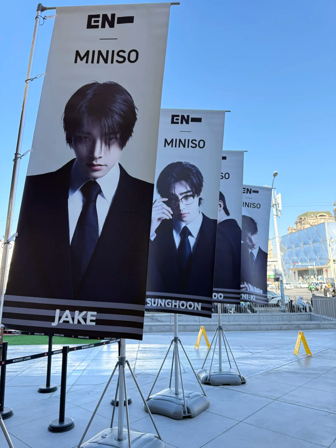 名创线下和ENHYPEN的快闪联名好有设计感……地广规模堪比演唱会好酷！我的幽默