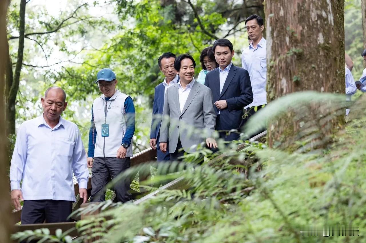 台独分子赖清德又得瑟了
赖清德发文说：“很高兴看到阿里山森林铁路重新开放，感谢所