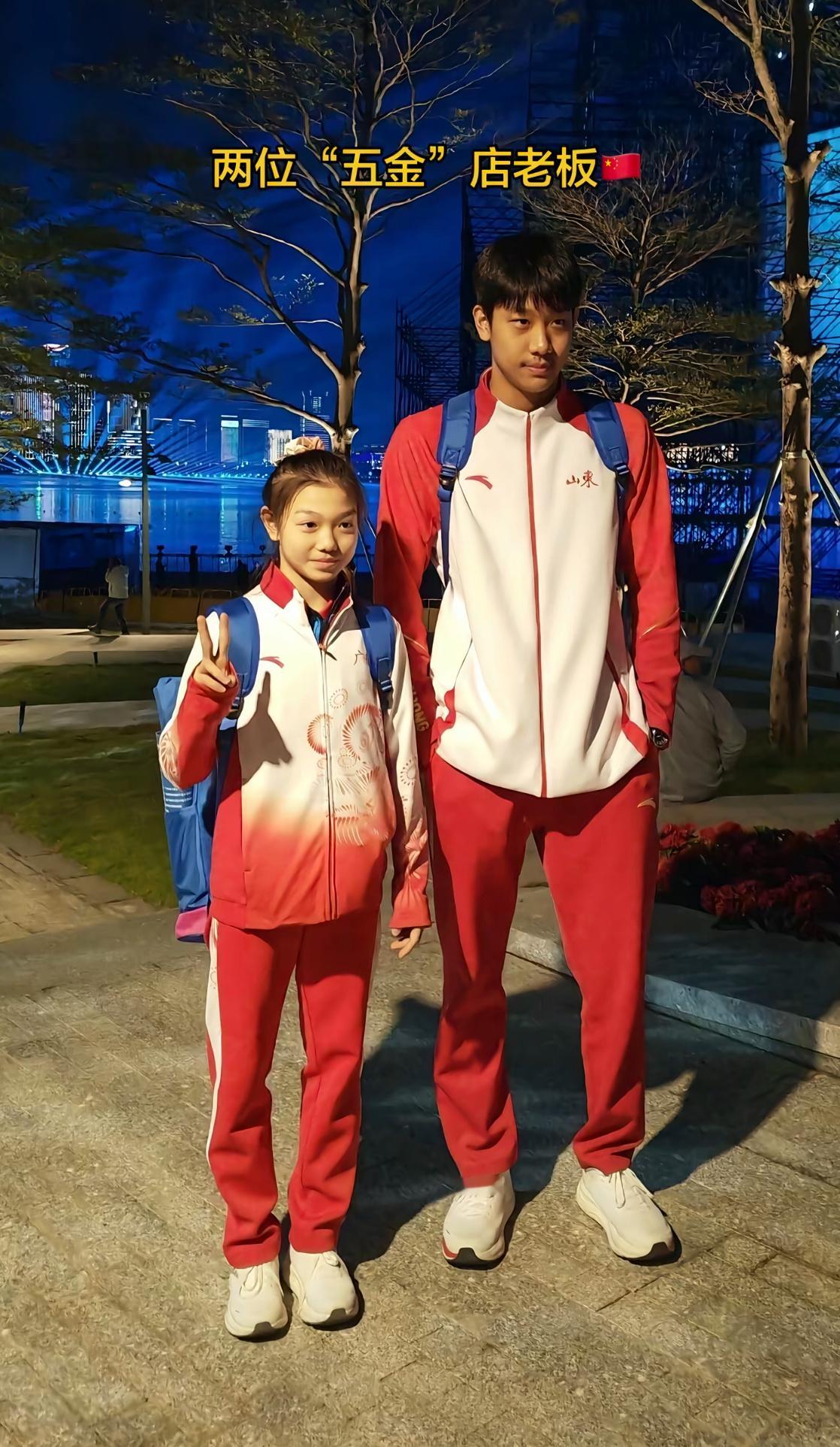 今年 的两位“五金王”合影，18岁的游泳新星张展硕，15岁的体操超新星柯沁沁。