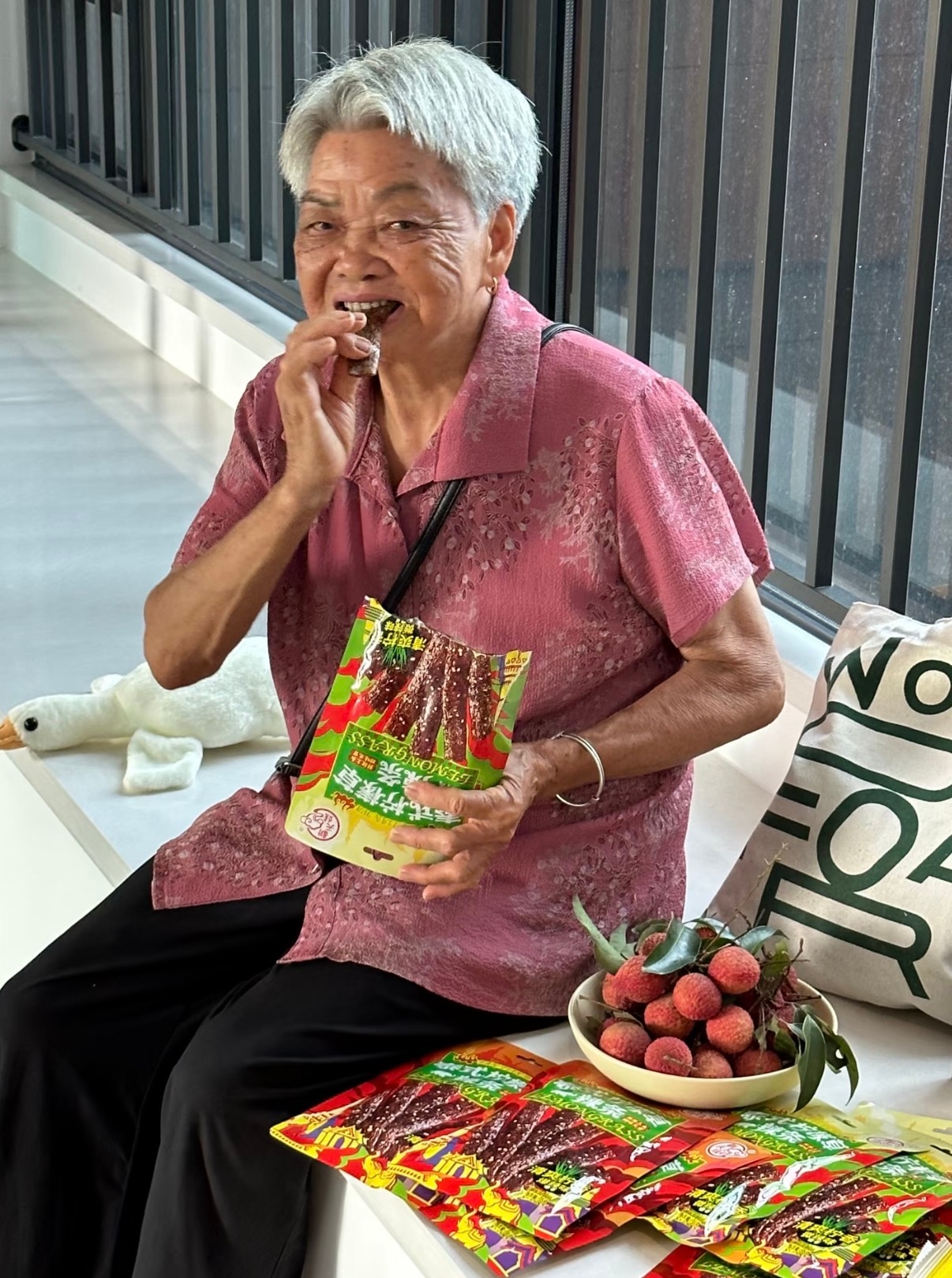 报告称老人每天吃零食比例远超90后 零食不再是年轻人专属银发群体解馋频次遥遥领先