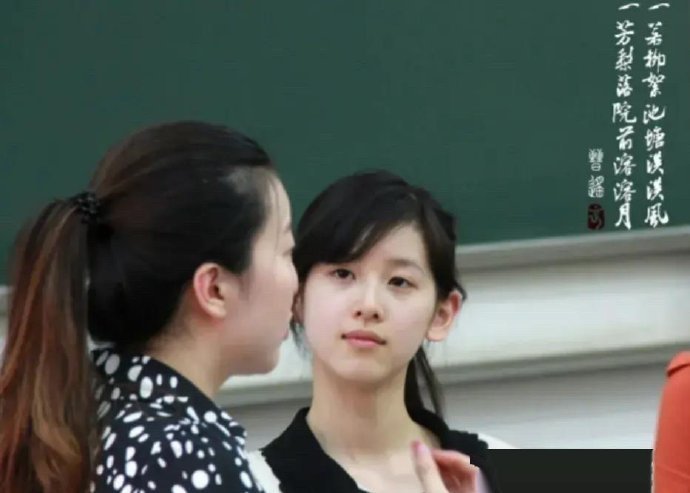 素颜开启了小白花时代 