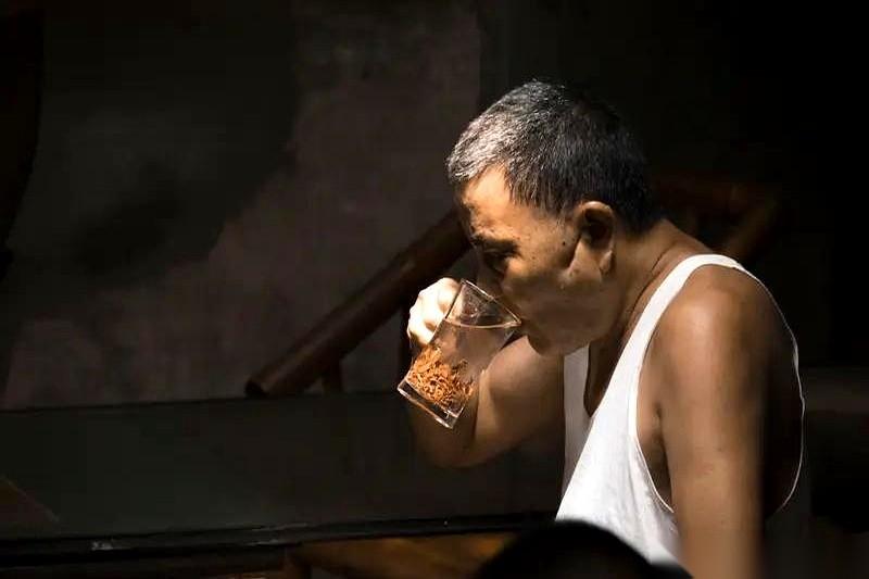 “局长都怕我！”
我新邻居搬来第一天，就给我爸上了这么一课。
一个浑身酒气的男人