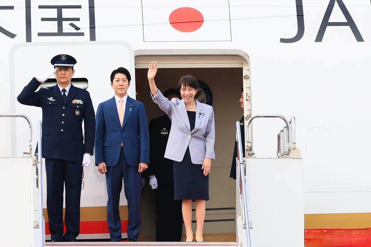 日本首相高市早苗启程出访越南！

从现场可以看到，高市身着浅灰西装外套与深色套裙