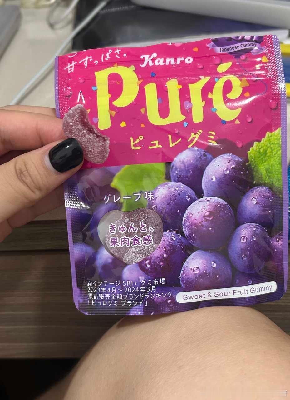 【投9756稿】学校贩卖机里随便买的软糖 吃起来不是香精味 酸甜度很合适！外面有