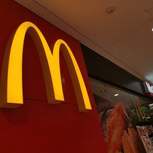 麦当劳回应涨价

麦当劳今日起对核心单品进行调价，汉堡、小食普遍上涨0.5至1元