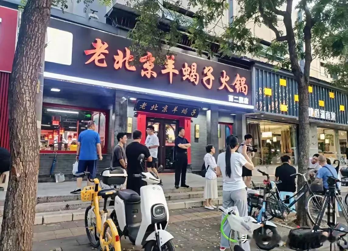 我们再穷再不敢消费，也绝对让这家烈士饭店火起来！如果这家店倒闭了，就是我们的责任