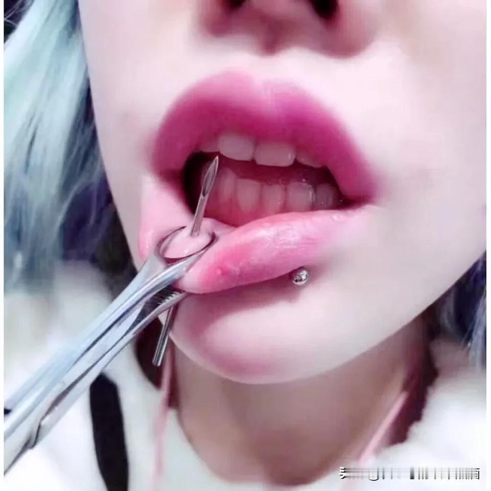 你看现在这社会啊，包容度肉眼可见地变高了！

以前像穿刺、纹身这类“个性表达”，