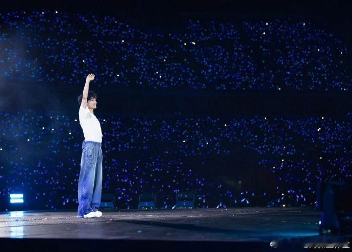 周深靠用力地鞠躬把眼泪甩掉现场歌迷直接泪崩！最后一首《地球没有你》，周深嗓音哽咽