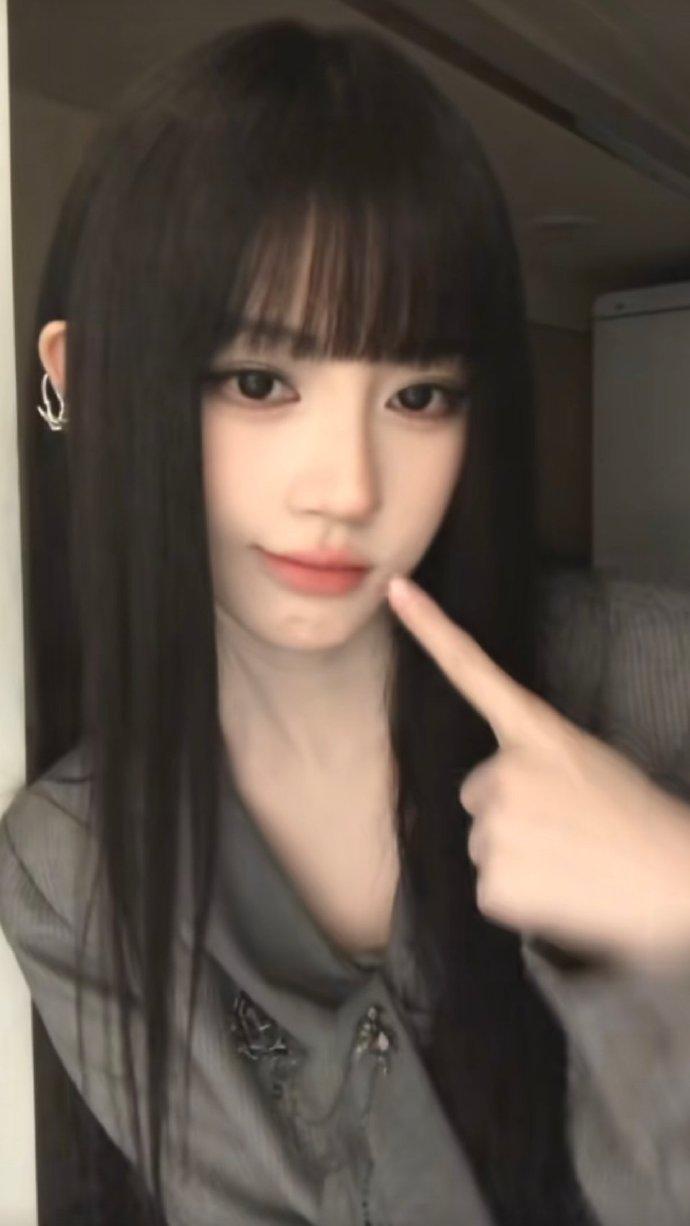 鞠婧祎最新手势舞更新～好美的齐刘海魔尊大人！ ​