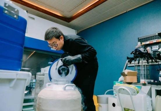 一个父亲在杂物间配药，

监管说这违法，

孩子等不及审批。

他不是医生，不是