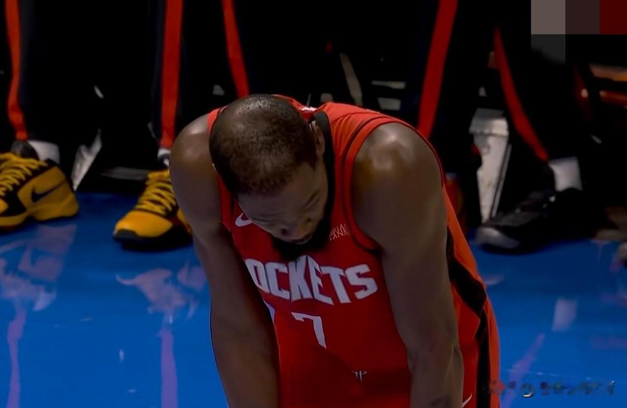 杜兰特是真的打不动了！
虽然本赛季杜兰特依旧能够场均26.1分，投篮命中率依旧维