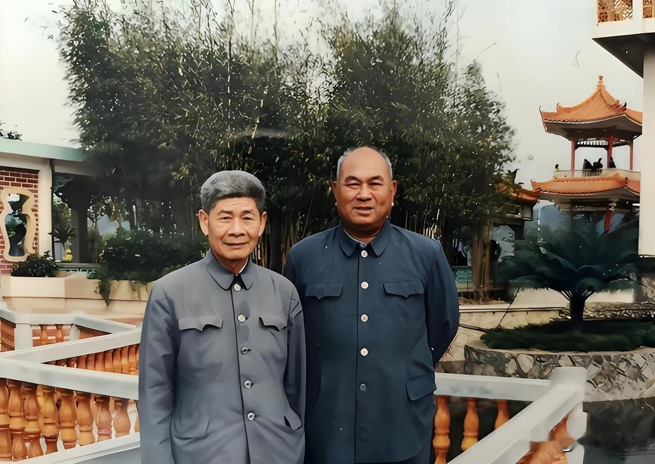 1969年，一个副军长去西安热电厂视察，陪同的厂长在后面点头哈腰，结果，这位副军