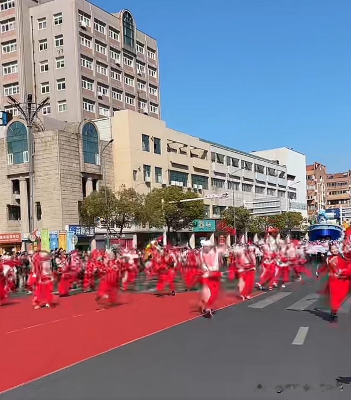 今天上午金沙新春巡游，民俗热闹、花车精致、甚至还有机器人。天空湛蓝，配上隆隆的炮