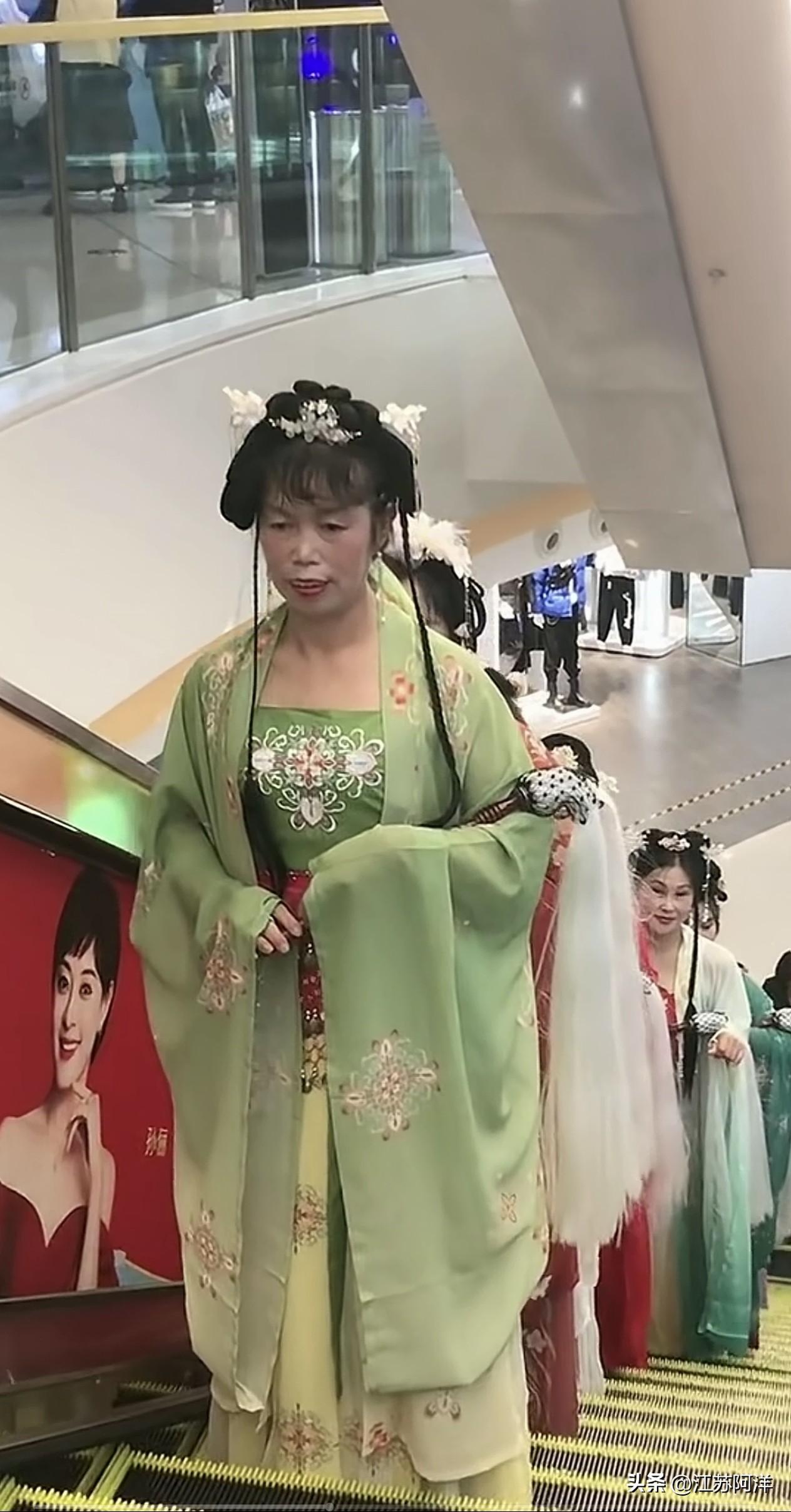 仙气飘飘……
神仙奶奶下凡间，
花花绿绿身上穿。
涂脂抹粉金钗戴，
一笑一颦露美