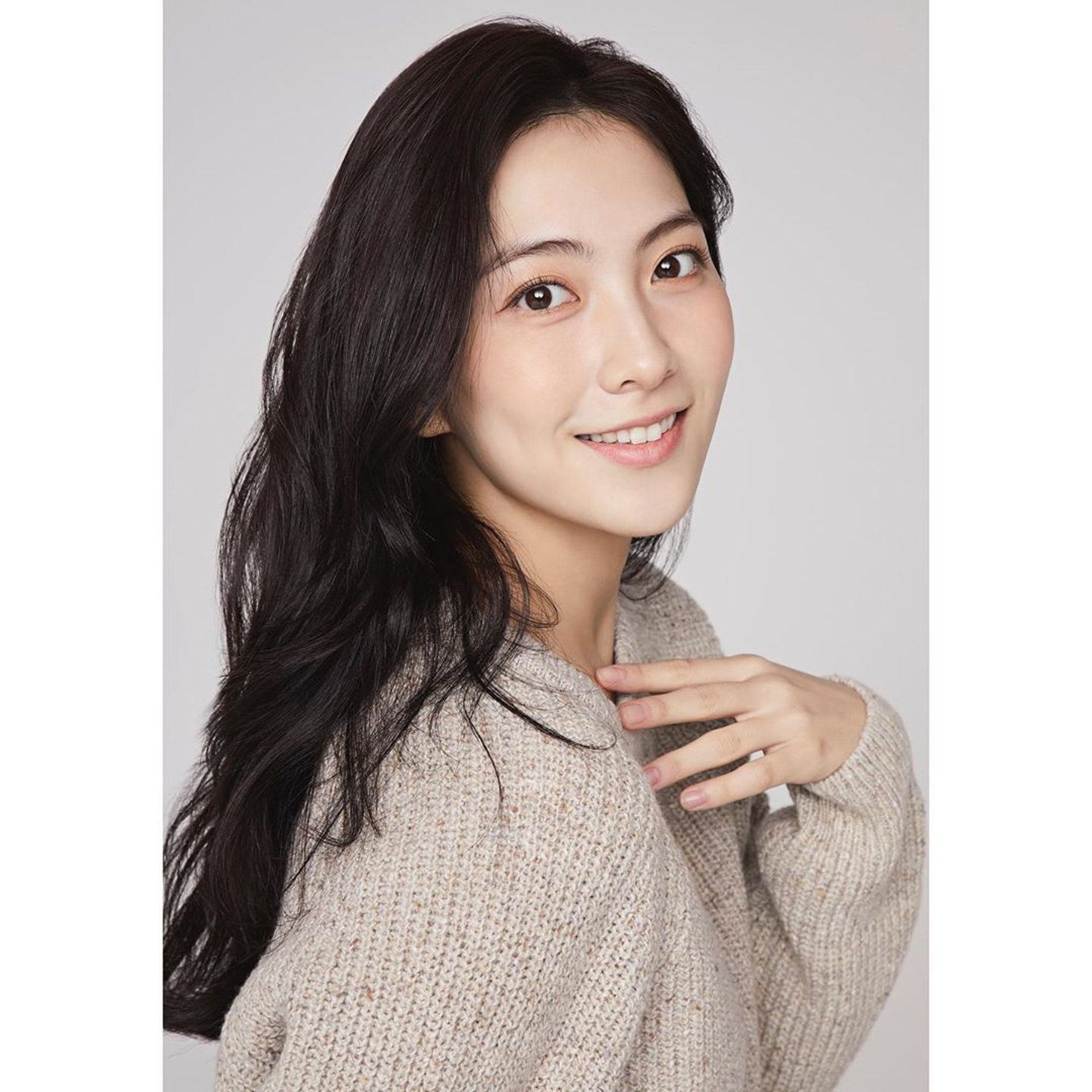 KARA・知英与「甘力事务所」重新签约。揭示事务所社长性骚扰疑惑的真相，以及在日