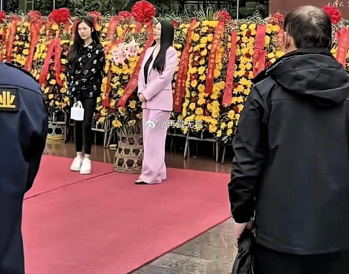 李湘也太听劝了吧！网友一吐槽她身材，她立马悄悄逆袭，现在瘦得又利落又精神，整个人