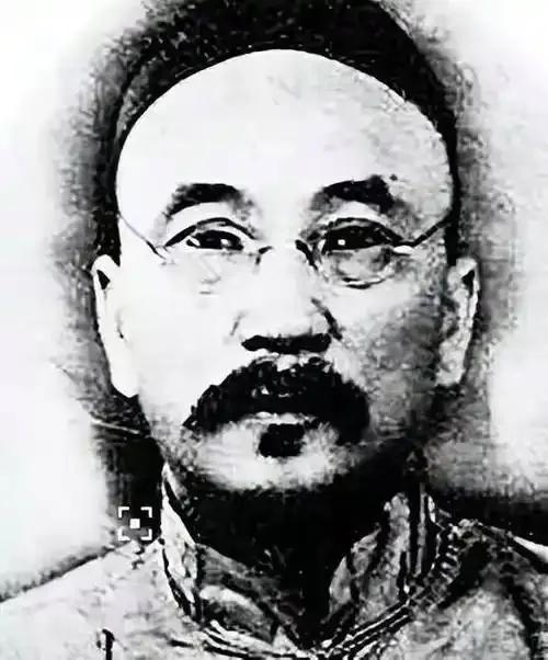 1949年初，大特务周伟龙出任国民党交通警察总局总队长，眼见国民党大厦将倾，他开