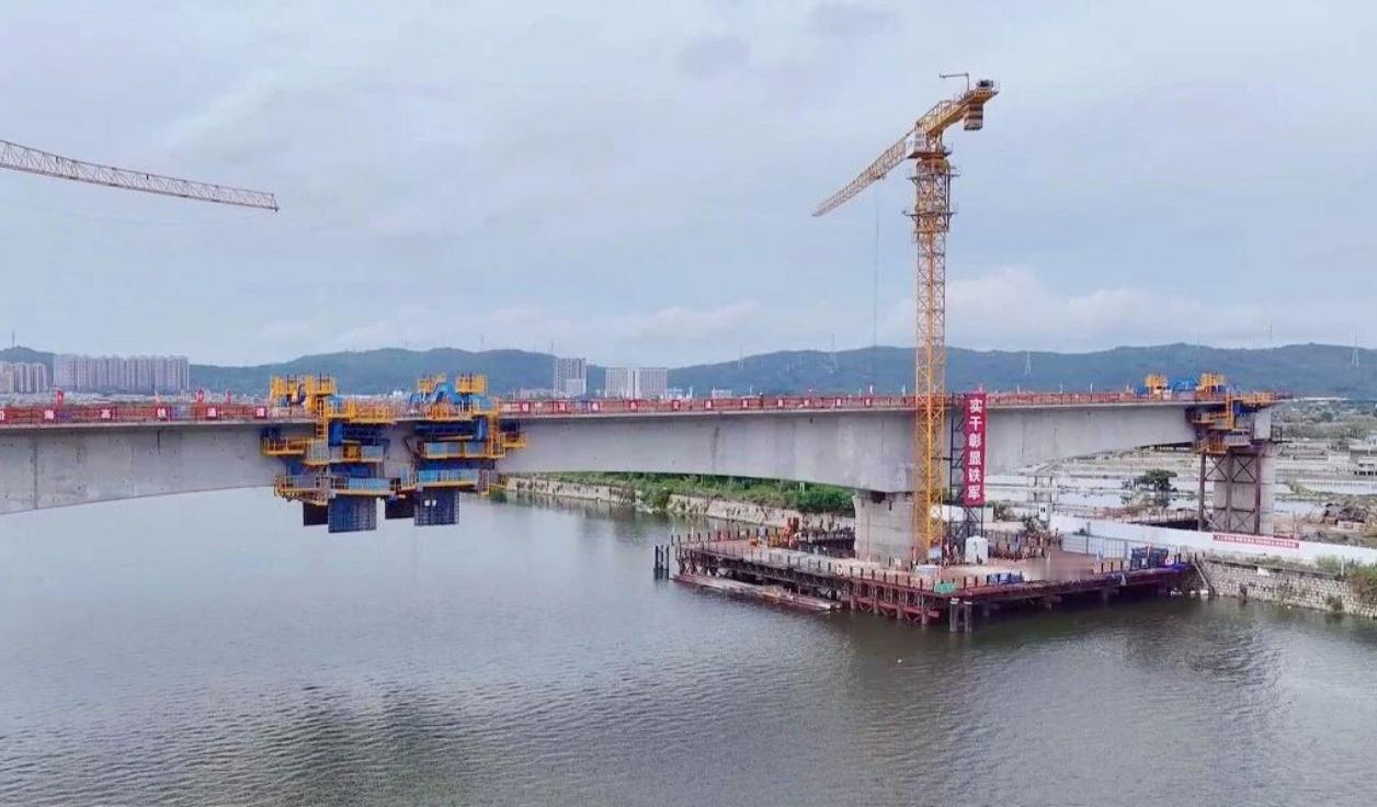 8月15日那天夜里，很多饶平人未必注意到，黄冈河上悄悄发生了一件大事——漳汕高铁