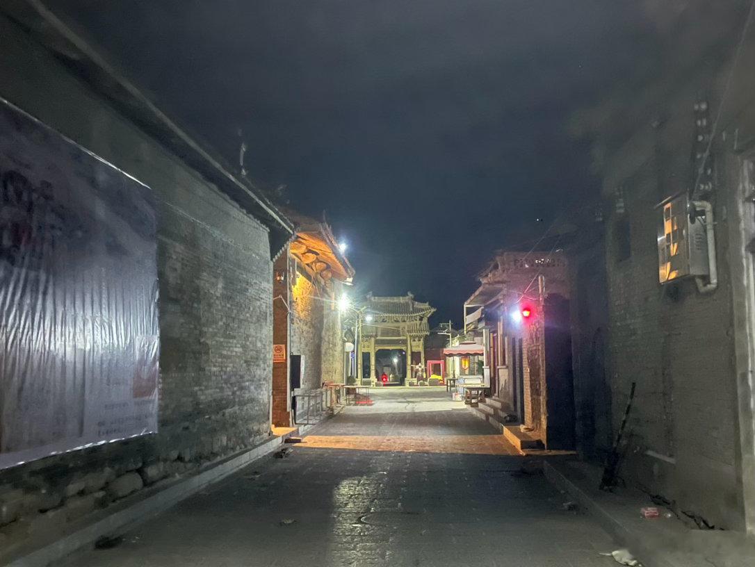 夜色下的汾城古建筑群，虽然人群寥寥，但是有着原汁原味的农村集市烟火气息，古建筑也