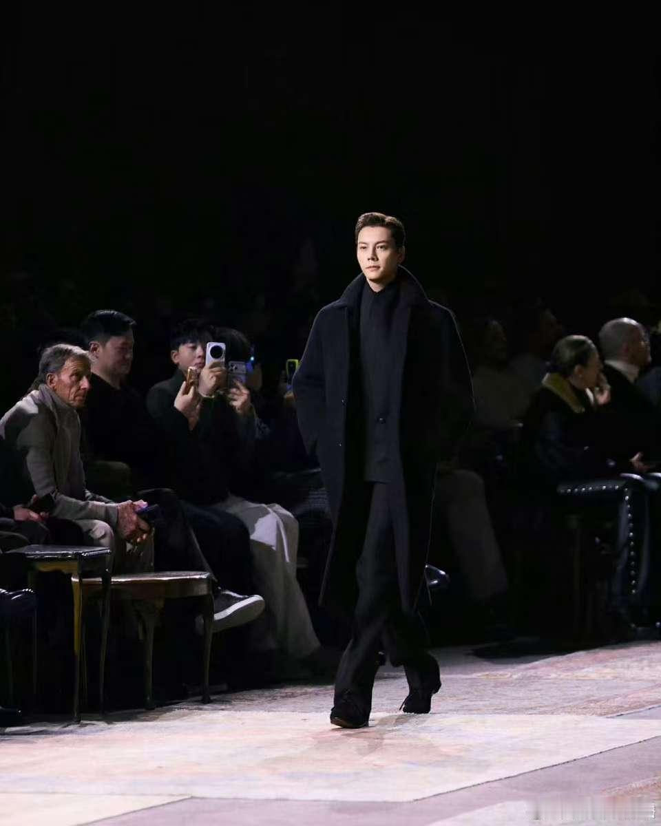 陈伟霆这次完全男模来的 陈伟霆首秀即惊艳！顶着顶级骨相脸走秀，老钱风拉满，每一步