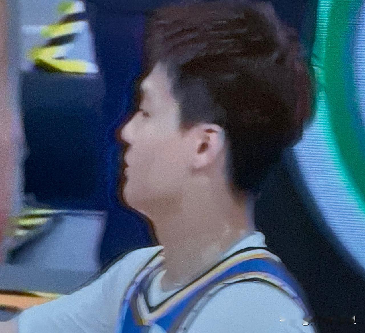 北京88:73战胜广东。
大比分2:1，昂首挺进4强。
今天京粤大战，可以说悲壮