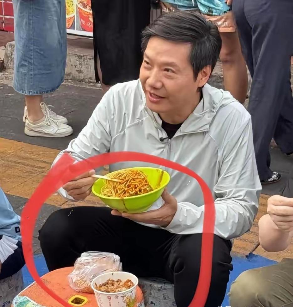 我严重怀疑
雷军在武汉吃早饭
不是为了做营销，也不是搞人设，纯粹就是为了那一口地
