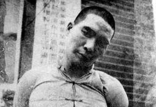 1950年，托儿所的女所长去买菜，发现菜贩子有些眼熟，说话时还带有河南口音，经过