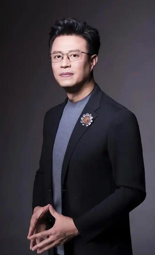 他是最重情义的主持，对瘫痪妻子不离不弃！儿子却成了“恶霸”？

白燕升的人生，从