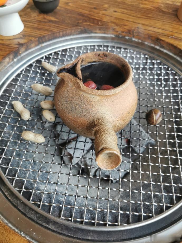 一个二十几岁的年轻人走进传统茶馆，坐下来，茶艺师把一套繁琐的冲泡程序摆在面前。