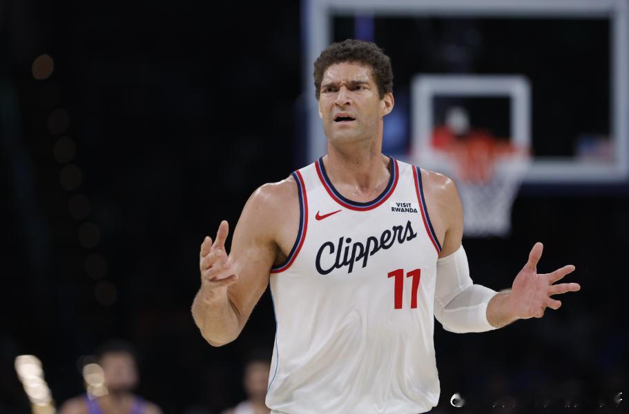 今天上午，大洛在训练结束后接受了记者采访。谈到篮球发展趋势回归双塔阵容，大洛说道