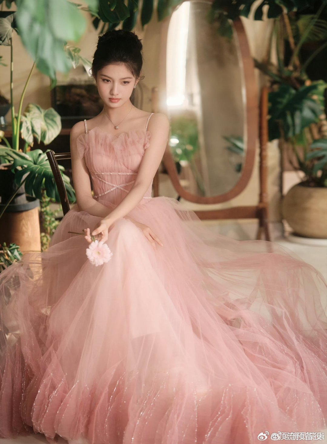 小说里十几岁就长得倾国倾城的小说女主出现了[污][污][污]艾米长得也太水灵了[