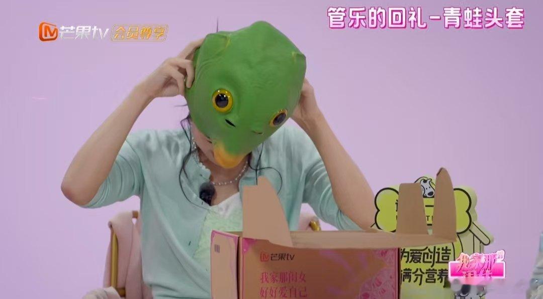 卢昱晓一下子拆四个礼物的幸福感我家那闺女开播我家那闺女拆礼物跟集邮似的，拆一个放