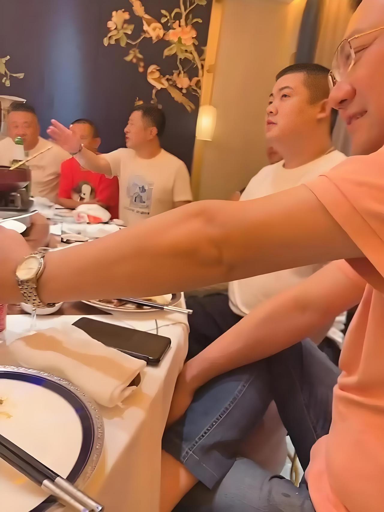 真别傻了！
不同圈子硬凑，
只会把自己尬到怀疑人生还得不偿失！我表哥之前非要跟着