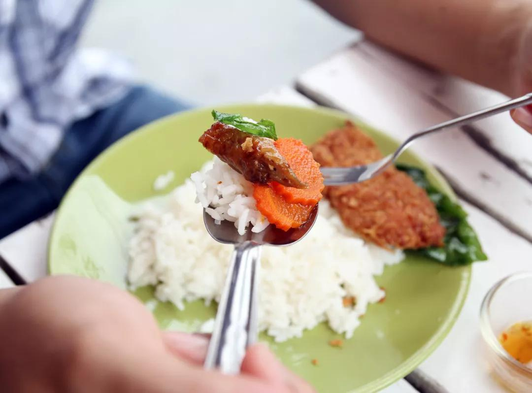 不同场合下吃的东西也不一样 赶时间通勤，优先便携快手简餐；朋友聚会，偏爱重油重香