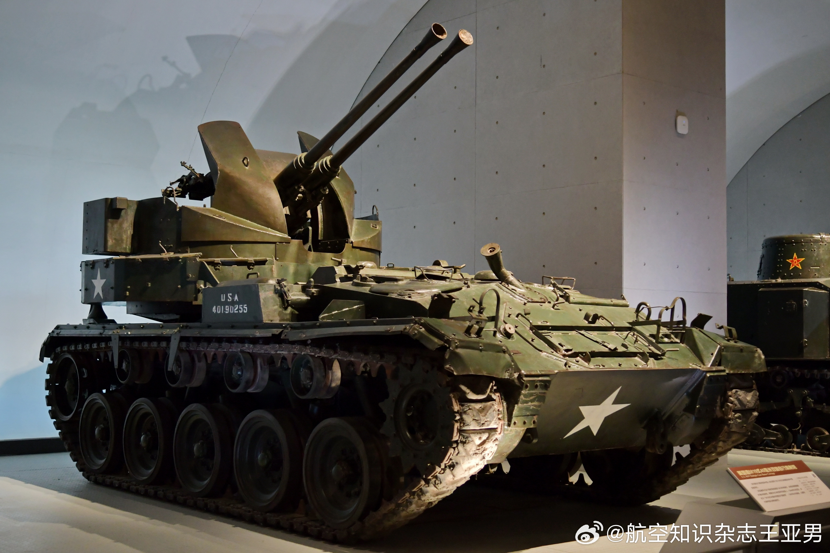 #航空创作计划# 中国士兵与M19这张照片据说拍摄于朝鲜战场：一位年轻的中国士兵