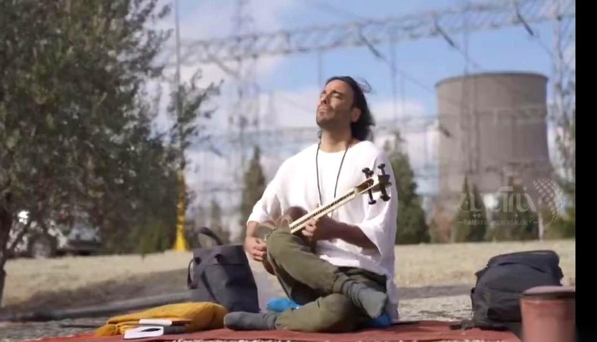 伊朗作曲家阿里·卡姆萨里，抱着他的乐器，直接走进了达马万德发电厂的涡轮机组旁边。