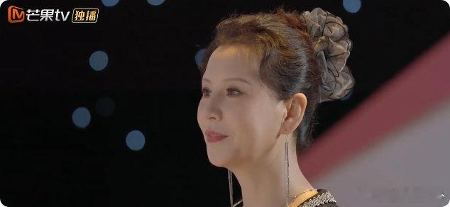 张予曦和妈妈对视一秒破功 张予曦和妈妈的对视环节没按 “温馨剧本” 走，她一句提