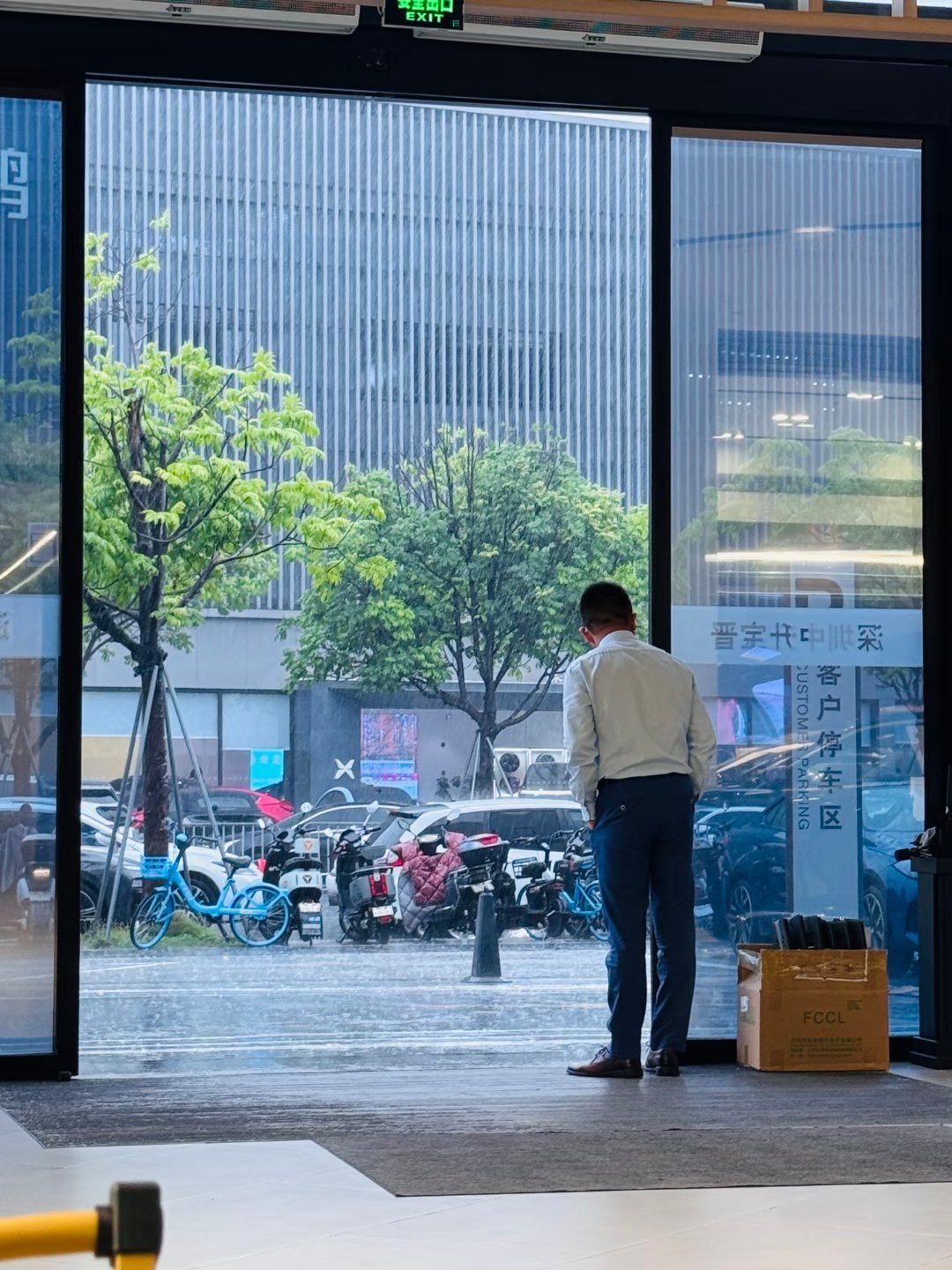 买车的欲望已经到了极致 一场大雨就让你想买车了？我不信 