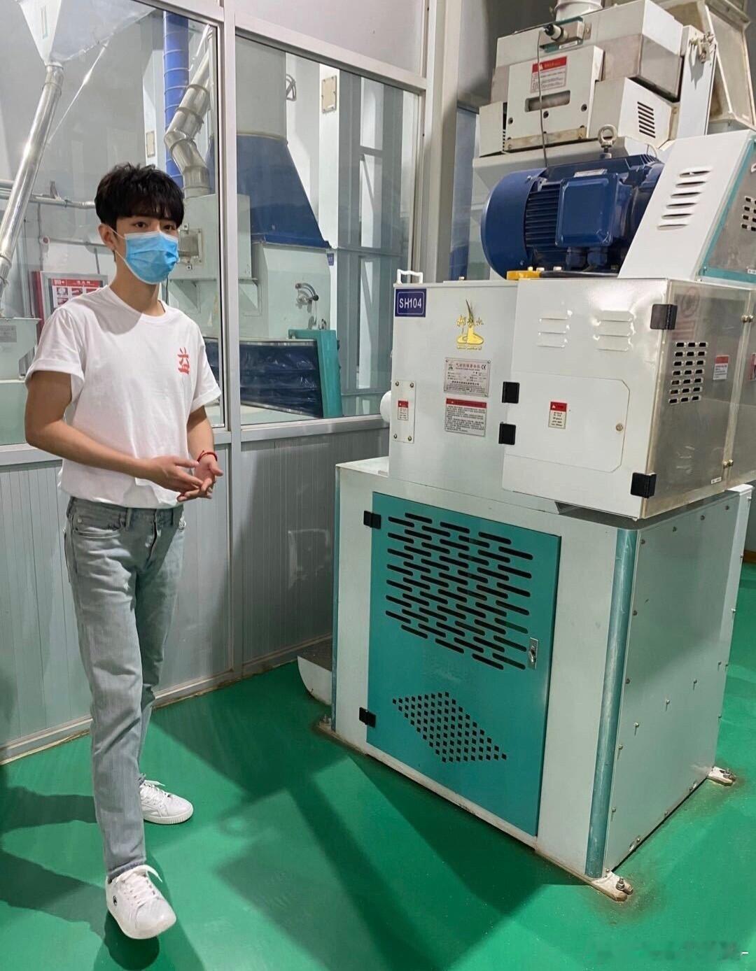 大学生优秀代表去工厂参观的既视感！！ 肖战身材比例绝了[舔屏][舔屏] ​​​