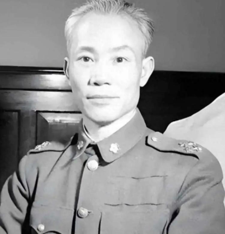 1949年，已经不当一把手了的蒋介石跑到台湾，当时管着台湾的陈诚立马把手里的权柄