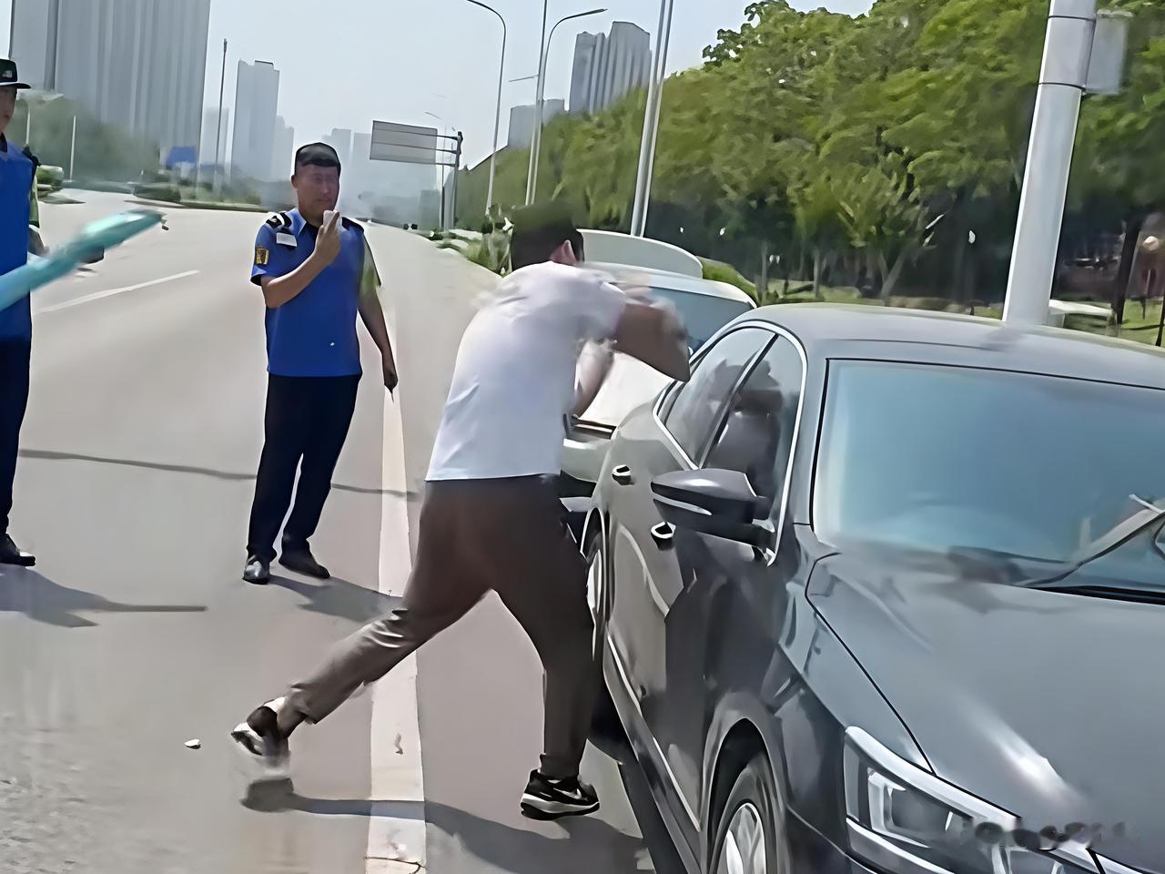 “砸坏玻璃算我的！”河南街头生死3分钟，他们果断破窗抢回一条命！

5月12号上
