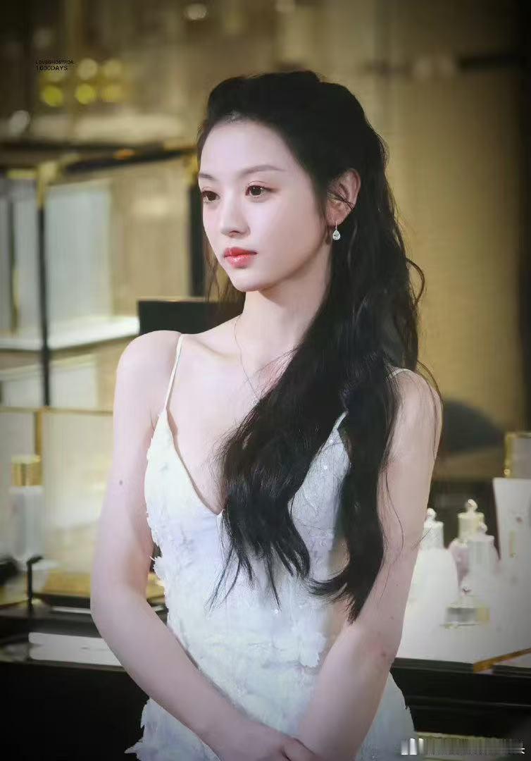 田曦薇没刘海差点认不出来不被单一甜美标签束缚，露额造型解锁全新气质，自信舒展便是