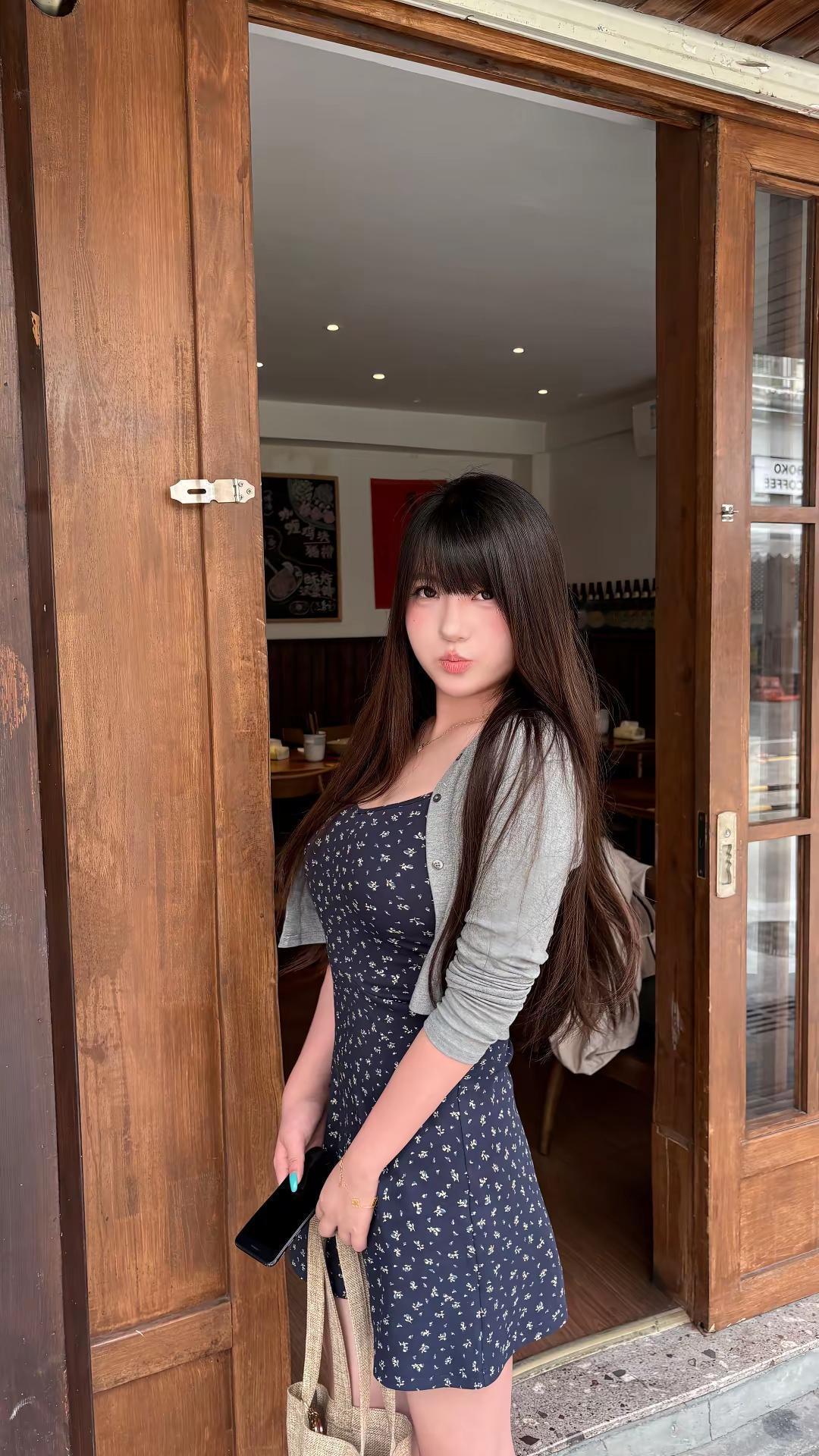 卖萌和想文案都很累 我站在这里呼吸两下 你就爱上我好不好