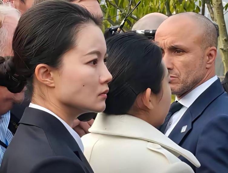 双目似利剑！又见名声大噪的女保镖严月霞！被誉为中国新生代十大女保镖之一的严月霞，
